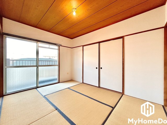 メゾン千代田の和室|柔らかな陽射しと畳の温もりが心地よい和室。ごろんと寝転んで、贅沢なくつろぎ時間を。