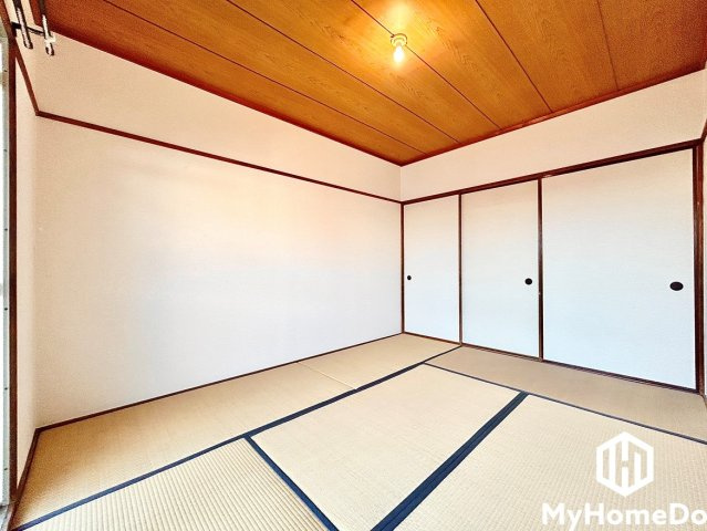 メゾン千代田の和室|足を伸ばして、畳の上でごろんと寝転ぶ贅沢。柔らかな陽射しが障子越しに差し込み、ほっと一息つける和の空間。自然と深呼吸したくなる、癒しの住まいです。