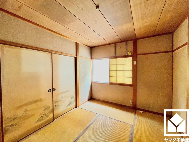 西宮市甲子園町の子供部屋|約6帖の1階和室です。ダイニングと隣接しており、リビングとしてもご活用いただけます。