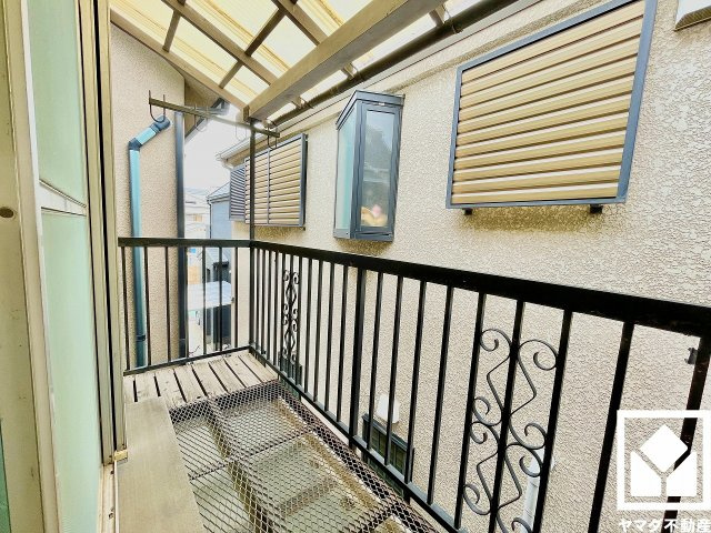 西宮市甲子園町のバルコニー|南西向きバルコニーで陽当たり、風通し良好。たっぷりの洗濯物も気持ちよく乾きます。屋根付きなので急な雨の日も洗濯物が濡れにくく便利です。