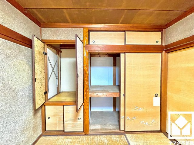 西宮市甲子園町の収納|穏やかな暮らしを支える、豊かな収納。押入にはお客様用の座布団や寝具も収納可能です。