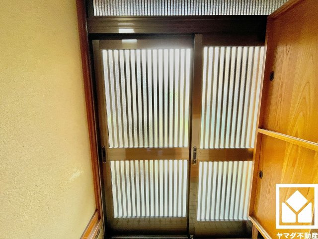 西宮市甲子園町の玄関|格子戸や欄間の窓から光が差し込み、外出時にも帰宅時にも、明るい気持ちになれる玄関です。