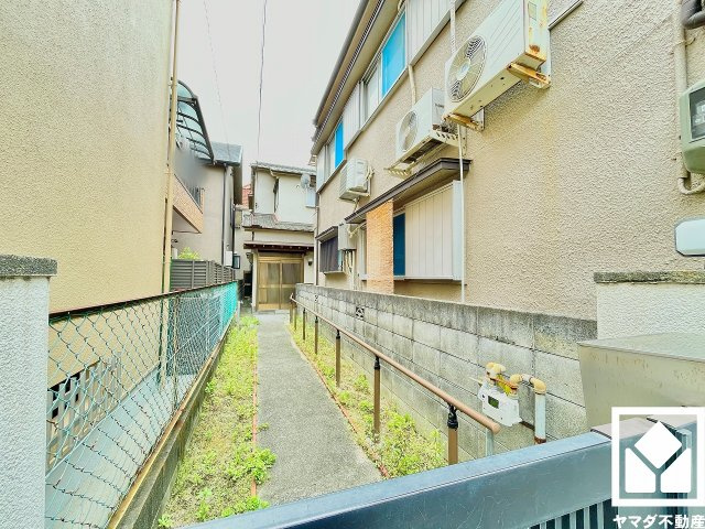 西宮市甲子園町の外観|道路から奥まった位置にある旗竿地のため、走行車両の騒音や排気ガスが届きにくく、静かで落ち着いた生活空間を確保しやすい立地です。