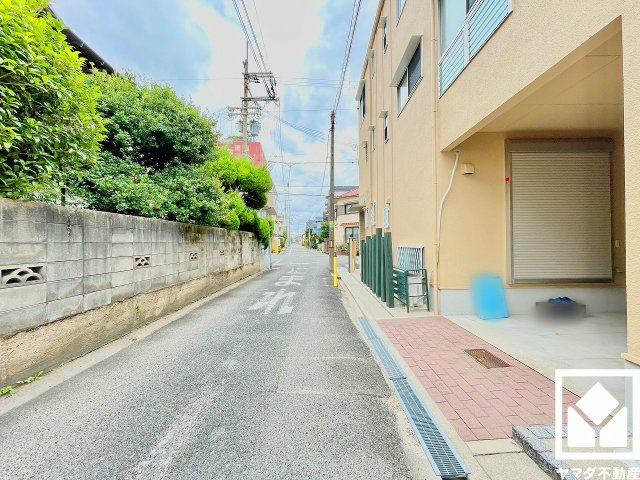 西宮市甲子園町の前面道路含む現地写真|イトーヨーカドーやロフト、ユニクロなど約150店舗が出店するショッピングセンター「ららぽーと甲子園」まで徒歩10分。専門店や飲食店も豊富で、日々のお買い物やお食事がスムーズになります。