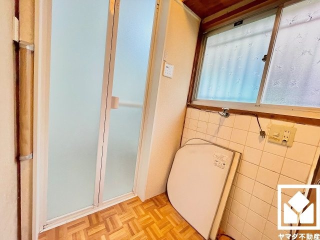 西宮市甲子園町の脱衣所|室内洗濯機置場がございますので、天候に左右されず洗濯していただけます。