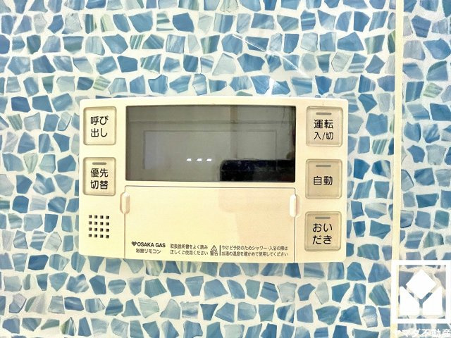 西宮市甲子園町の防犯設備|浴室側の給湯リモコンです。安全性を確保できる優先ボタンがございます。優先中はキッチンからの温度変更ができなくなるため、シャワー中に急に熱湯や冷水が出る状況を防ぐことができます。