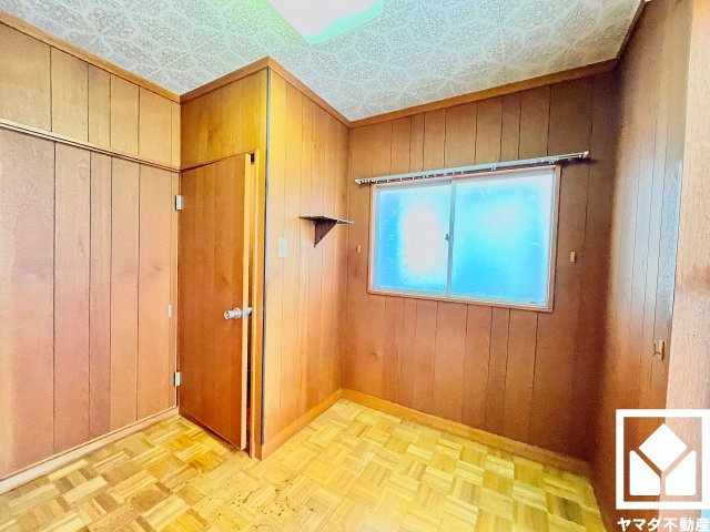 西宮市甲子園町のその他|2階ホールはゆったりとした広さがございますので、スリムなデスクを配置して書斎やスタディスペース、お気に入りの雑貨や観葉植物を飾るディスプレイコーナーなど、自由にご活用いただけそうです。