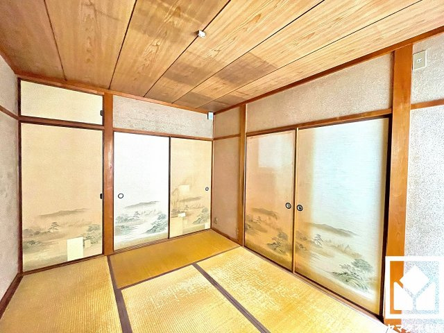 西宮市甲子園町の子供部屋|約5帖の2階南側和室です。全居室に収納がございますので、お部屋の広さを最大限に活用できます。