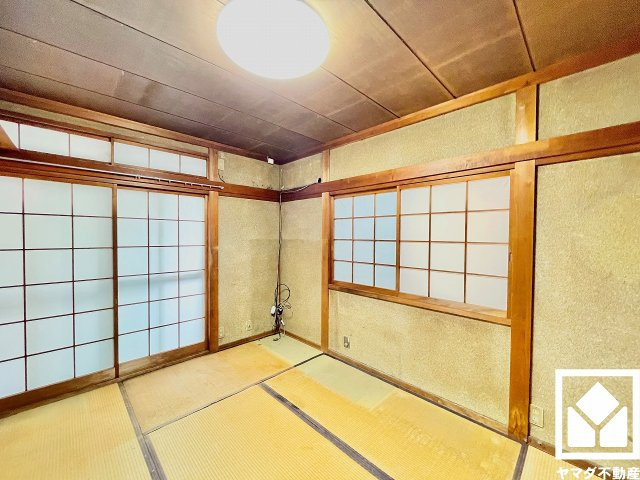 西宮市甲子園町の寝室|約6帖の1階和室です。全居室2面採光以上。明るい陽光がたっぷり差し込む心地よい生活空間です。