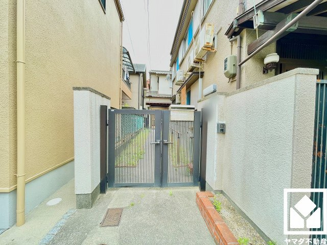 西宮市甲子園町の外観|門扉が設置されています。防犯性やプライバシー、お子様の飛び出し防止などにも配慮された設計です。
