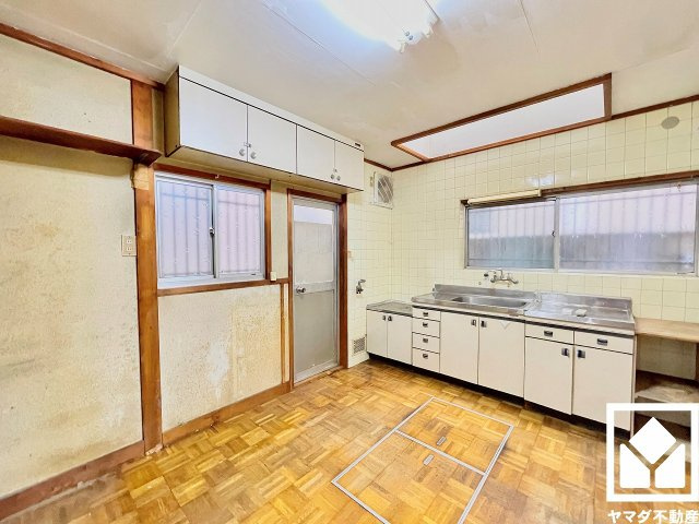 西宮市甲子園町の居間・リビング|天窓からも自然光を取り込む、開放感あふれる暮らし。隅々まで光が降り注ぎ、明るく心地の良い空間。