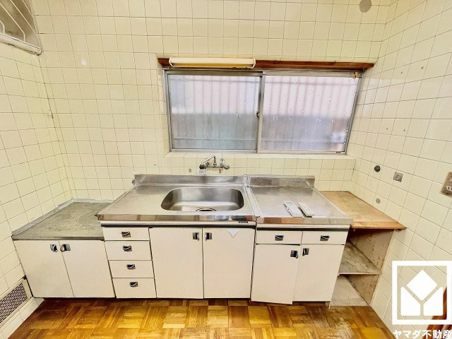 西宮市甲子園町のキッチン|キッチンは空間を有効活用できる壁付けタイプ。天窓や正面にも窓がございますので、昼間は手元が明るく、お料理がはかどります。