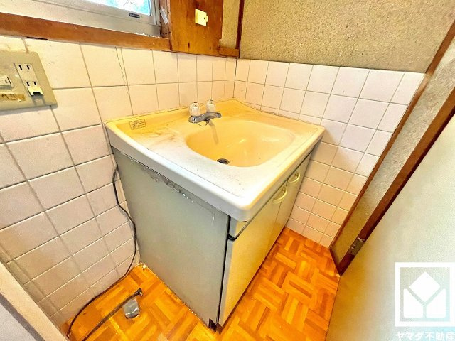 西宮市甲子園町の洗面所|シンプルでどんなインテリアにもマッチする洗面台です。収納付きでスッキリお使い頂けます。
