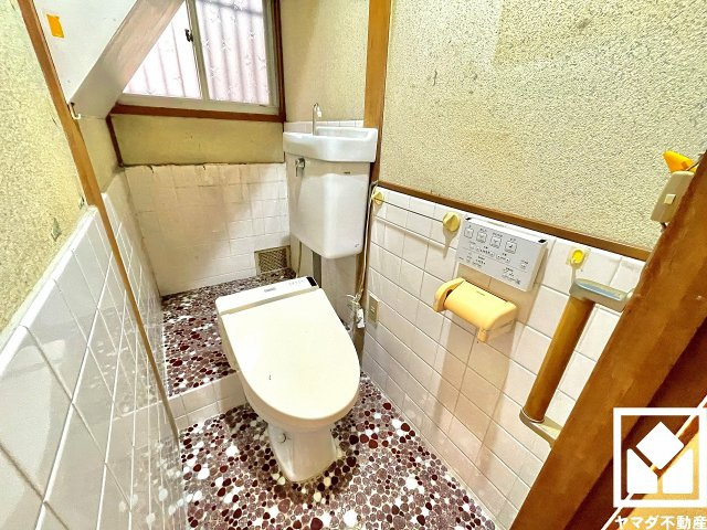 西宮市甲子園町のトイレ|明るく清潔感溢れるトイレです。温水洗浄便座付きで、季節を問わずいつでも温かい便座をお使いいただけます。