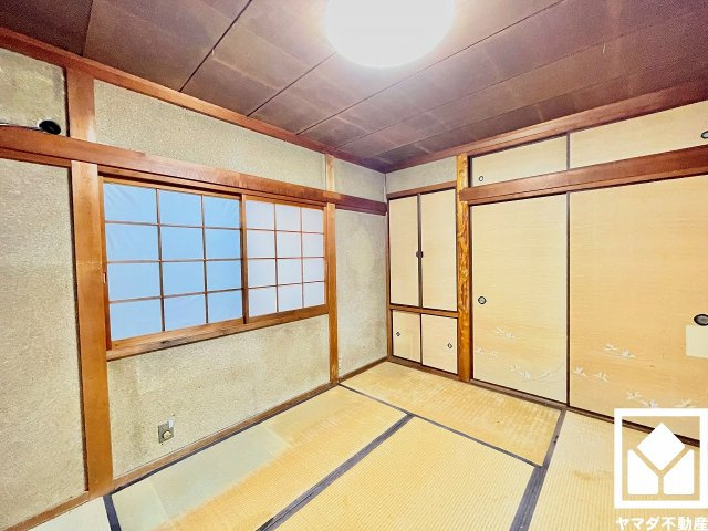 西宮市甲子園町の寝室|約6帖の1階和室です。陽光がたっぷり差し込む洗練された和の空間。温かみのある畳のスッキリとしたデザインが、暮らしを心地よく彩ります。