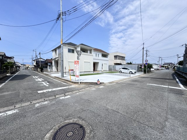 新築　佐波郡玉村町下新田　Heartful　Town　A号棟の前面道路含む現地写真|現地写真　南側接道幅員約6ｍ　西側接道幅員約6.1ｍ			