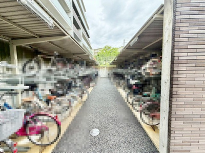 【駐輪場】 | ＢＲＡＮＺ泉北桃山台 | 【駐輪場】機械式の駐輪場は屋根もあり整理整頓されています。