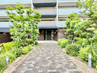  | ＢＲＡＮＺ泉北桃山台 | 高級感あふれるマンションエントランスアプローチは緑も多くゆとりある生活を過ごすことができます。