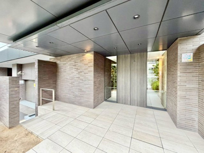【エントランス】 | ＢＲＡＮＺ泉北桃山台 | オートロック完備のマンションエントランスです。防犯面も充実しています。