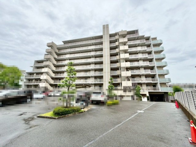 【駐車場】 | ＢＲＡＮＺ泉北桃山台 | ゆとりの敷地でカーライフ充実。平面駐車場は朝の忙しい時間もスムーズに入出庫できます。