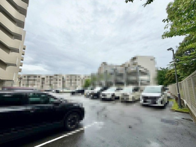 【駐車場】 | ＢＲＡＮＺ泉北桃山台 | 【専用庭】リビングからつながる一体感のあるテラスはデザイン監修のもとタイル設置ています。