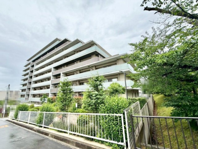【外観】 | ＢＲＡＮＺ泉北桃山台 | 南海泉北線栂・美木多駅まで8分、駅近でありながらカーライフも充実できる理想のマンションです。