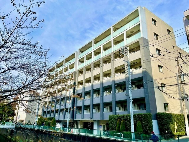 【外観】 | レジディア中落合C棟 | 鉄筋コンクリート造のがっちりとした建物。