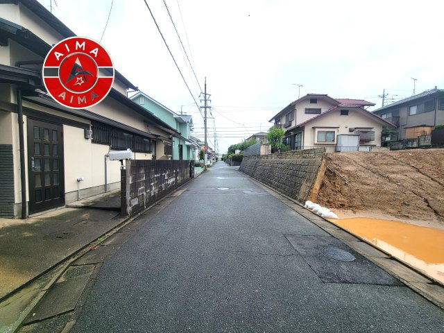福岡市東区香椎台2丁目第1-1棟（1号棟）の前面道路含む現地写真|前面道路は閑静な住宅地をはしる車通りの少ない道路。お車の出し入れが苦手なママや小さなお子様にも安心ですね。しっかり舗装もされているので、ベビーカーや自転車で通っても快適に通行できます。前面道路です。