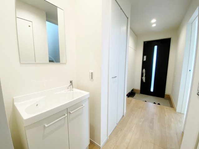 練馬区北町5丁目 限定1棟の玄関|玄関ホールには帰宅時や来客時などスムーズに手洗いができる洗面台を設置しています