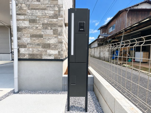 練馬区北町5丁目 限定1棟の玄関|お留守がちなご家庭に便利な宅配ボックスを装備
不在に関わらず安全かつ非対面で荷物を受け取れます
防犯性の向上や、時間を気にせずネット通販を利用できます