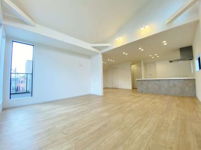 練馬区北町5丁目 限定1棟の居間・リビング|家の中心でもあるLDKは26帖超の開放感
将来的にリビングを仕切り洋室にする事も可能です
足もとには床暖房を設置していまうｓ