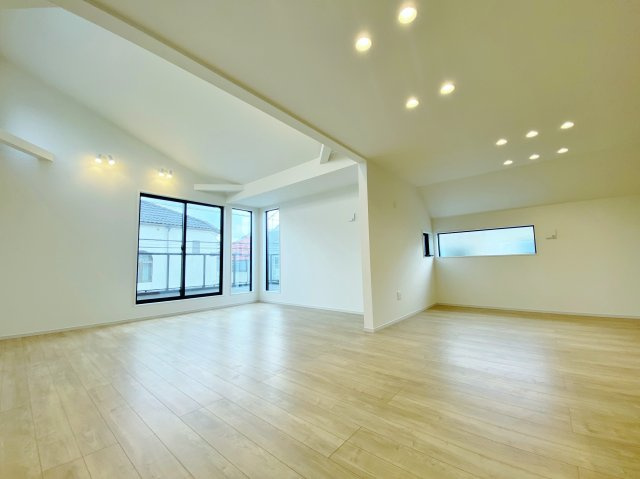 練馬区北町5丁目 限定1棟の居間・リビング|26帖超のゆとりあるLDKは多面開口の明るく心地よい空間です
リビング+水回りを配した生活しやすい間取りです