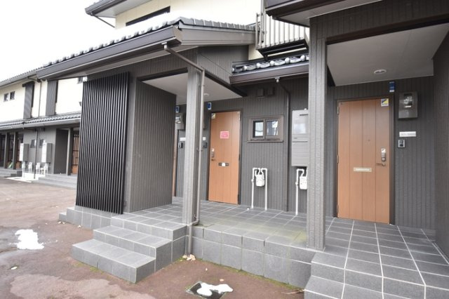 Royal西荒屋（ロイヤル西荒屋）のエントランス