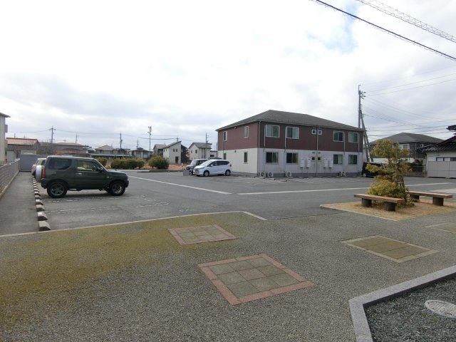 ジュエル　ガーネットの駐車場