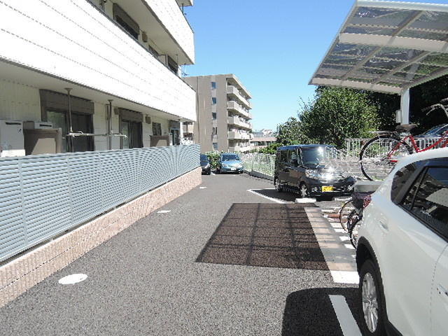 メルセ弐番館の駐車場|敷地内駐車場