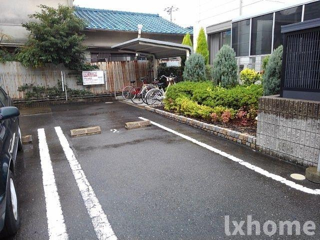 フリーデ千里丘の駐車場