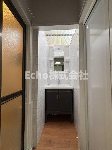 大阪府寝屋川市黒原旭町 戸建ての洗面所