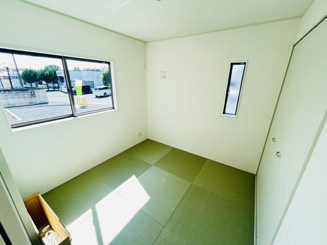 新築　前橋市粕川町女渕第３　クレイドルガーデン　1号館の和室|現地写真　リビング隣の和室はお子様の遊び部屋としてもちょうどいいですね♪							
