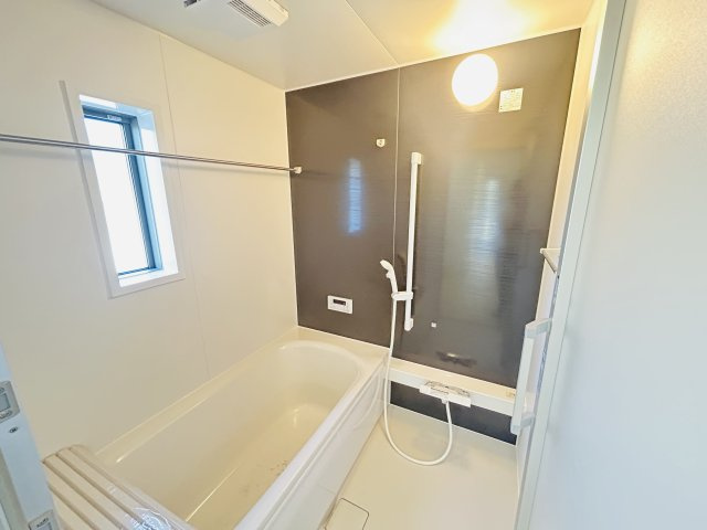 新築　前橋市粕川町女渕第３　クレイドルガーデン　1号館の浴室|現地写真　乾燥・暖房・涼風と充実の内容！お風呂に入る前に暖房をつけておけば、寒い嫌な思いはしません。									


