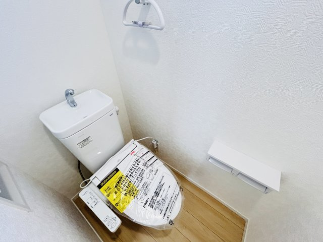 新築　前橋市粕川町女渕第３　クレイドルガーデン　1号館のトイレ|現地写真　　節水タイプのウォシュレット付きトイレ、水道料節約に一役買います！
節水タイプのウォシュレット付きトイレ、水道料節約に一役買います！
