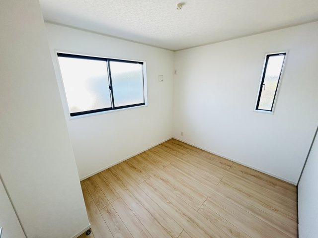 新築　前橋市粕川町女渕第３　クレイドルガーデン　1号館の洋室|現地写真　日当たりと風通しの良い二面採光♪						
					
					

