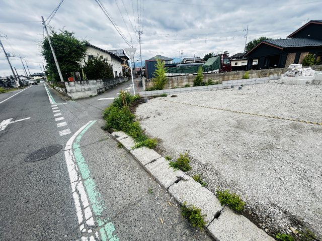 新築　前橋市粕川町女渕第３　クレイドルガーデン　1号館の前面道路含む現地写真|現地写真　西側接道幅員約5.7ｍ