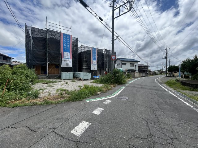 新築　前橋市粕川町女渕第３　クレイドルガーデン　1号館の前面道路含む現地写真|現地写真　西側接道幅員約5.7ｍ