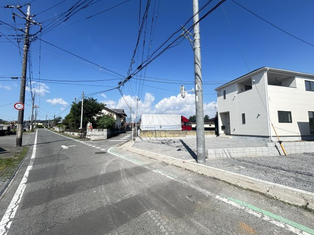 新築　前橋市粕川町女渕第３　クレイドルガーデン　1号館の前面道路含む現地写真|現地写真　西側接道幅員約5.7ｍ