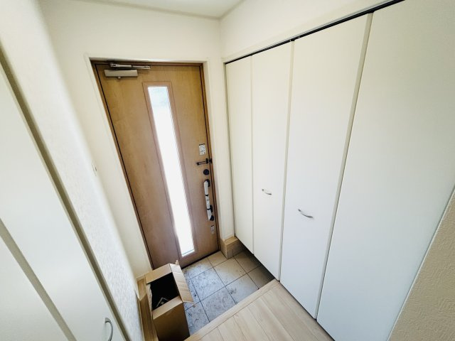 新築　前橋市粕川町女渕第３　クレイドルガーデン　1号館の玄関|現地写真　約３０足収納できる下駄箱は中で段の高さを調節できるのでブーツ等もきっちりしまえます！
