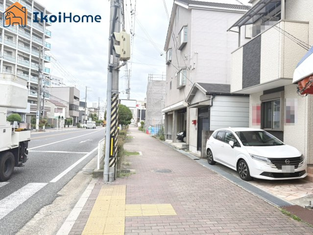 明石市南王子町　中古戸建の前面道路含む現地写真|●年中無休：当日予約可●前面道路幅員約8ｍ、整備された歩道があり安心です。