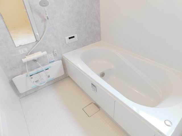 稲沢市田代１丁目の新築一戸建の浴室|◇浴室◇　　広い１坪サイズ（ＬＩＸＩＬ）・浴室暖房乾燥機・断熱浴槽・エコベンチ浴槽・お手入れ楽々カウンター・キレイサーモフロア・オートバス・バリアフリーバス・追い焚き・浴室窓あり
