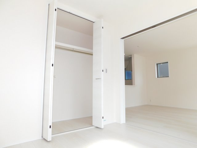 稲沢市田代１丁目の新築一戸建の洋室|◇１階洋室◇　　南面で明るい洋室４．５帖　全居室収納完備！　リビングの続き間としても利用できます♪