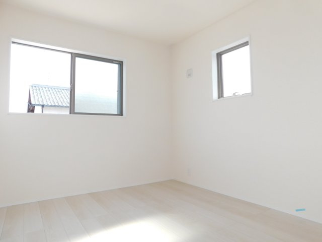 稲沢市田代１丁目の新築一戸建の洋室|◇２階洋室◇　　南面で明るい洋室５．２帖　全居室収納完備！