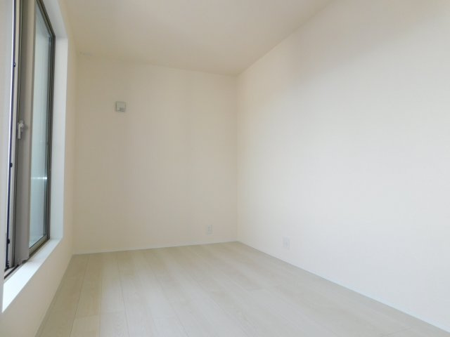稲沢市田代１丁目の新築一戸建の洋室|◇２階洋室◇　　南面で明るい洋室５．６帖　全居室収納完備！　バルコニー付き♪